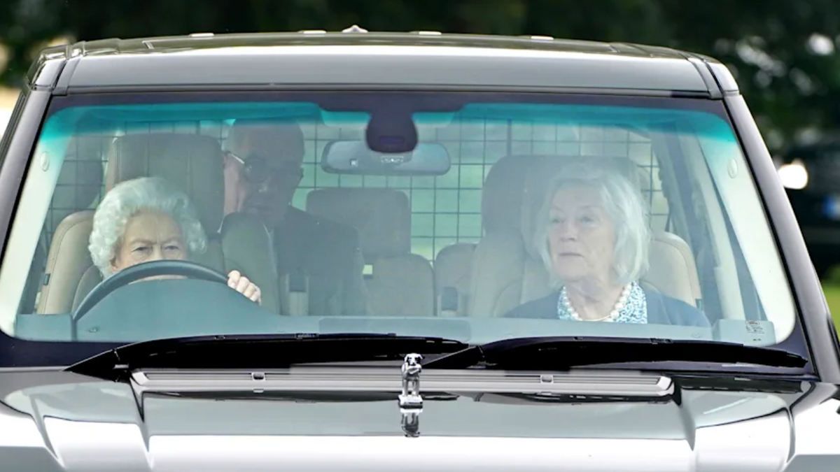 Nữ hoàng 95 tuổi tự mình lái xe đến trang trại
