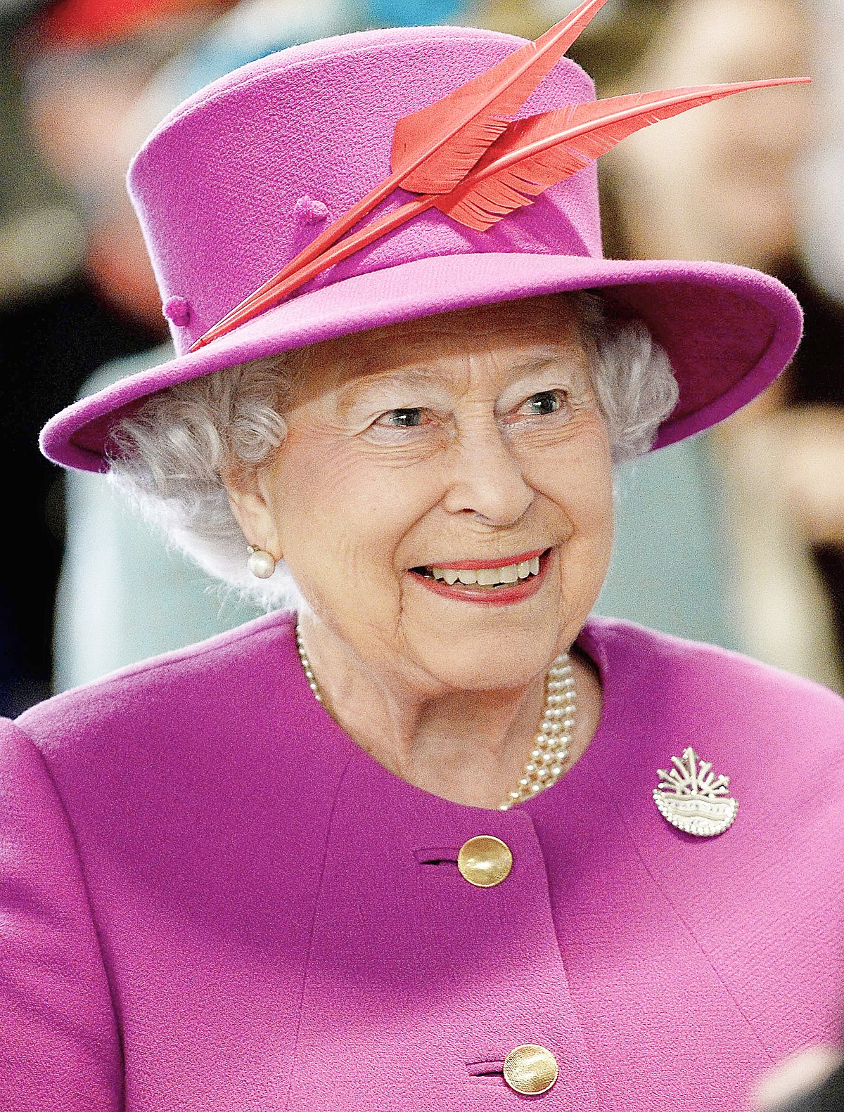 Nữ hoàng Anh Elizabeth tự mình lái xe đi đến trang trại ngựa